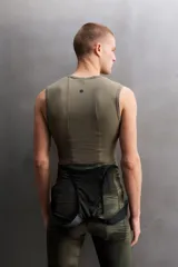 Musculosa técnica de Zara Athleticz, diseñada como primera capa, confeccionada en tejido elástico con textura microperforada, transpirable y termorreguladora, con cuello redondo y diseño sin costuras.