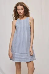 Vestido corto sin mangas con escote redondo y diseño evasé a rayas verticales celestes y blancas, con detalle de rayas horizontales en el ruedo.