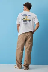 Pantalón de jean estilo baggy, de corte holgado y tiro medio, en color beige tostado, con diseño clásico de cinco bolsillos y trabillas para cinto.