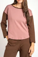 Sweater de algodón con textura tipo waffle, diseño bicolor con cuerpo en color rosado y mangas largas en color marrón. Presenta cuello redondo y un calce holgado.