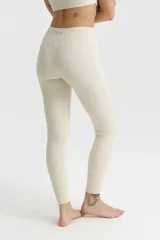 Calza larga de tiro alto, confeccionada en tejido técnico elástico que ofrece sujeción y moldea la figura.