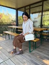 Botas cortas de cuero con efecto desgastado en color chocolate, con taco cuadrado y plataforma. Presentan cierre lateral y punta redondeada.