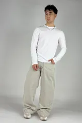 Pantalón jean color verde oliva claro, de corte amplio y estilo baggy.
