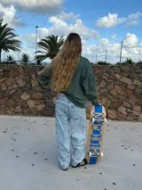 Pantalón de jean celeste con lavado ácido, corte amplio y tiro alto.