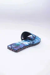 Sandalias veganas con capellada de algodón con estampado batik en tonos azules y suela de neumáticos reciclados.