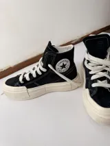 Championes Converse Chuck Taylor All Star Cruise Hi de lona negra, caña alta con plataforma y suela de goma blanca. Costuras en contraste y puntera reforzada.