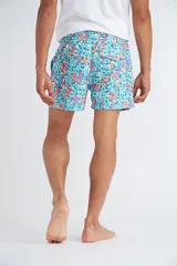 Short de baño blanco con estampado de flores pequeñas en negro, con cordón ajustable en la cintura.