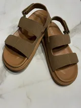 Sandalias marrones con doble tira de ajuste con velcro y suela de goma.