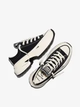 Zapatillas Converse modelo Run Star Crush Ox, de lona color negro con suela chunky de plataforma blanca y suela dentada negra.