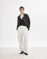 Campera negra de cuero sintético, con cierre lateral y detalles acolchados en hombros y mangas.