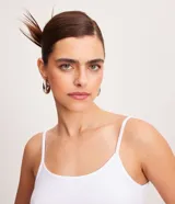 Musculosa tipo top cropped de breteles finos y escote redondo, confeccionada en tejido de punto de algodón con elastano.