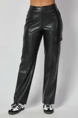 Pantalón cargo de tiro medio confeccionado en cuero sintético negro, con diseño de corte recto, bolsillos laterales tipo cargo con solapa y costuras verticales decorativas en el frente.