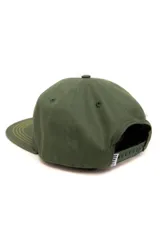 Gorra verde militar de gabardina con parche ovalado amarillo y texto bordado en verde y amarillo.