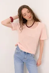 Remera de manga corta color azul con escote redondo amplio.