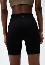 Calza biker de tiro alto, confeccionada en tejido acanalado sin costuras, color verde esmeralda.