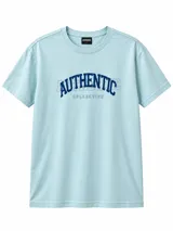 Remera celeste de manga corta y cuello redondo, con estampa frontal tipográfica en tonos azules con la leyenda "Authentic Collection".