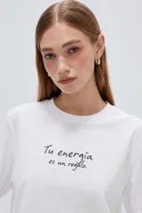 Remera de manga corta negra, con cuello redondo y estampado de texto blanco en el pecho.