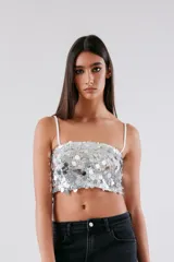 Top corto color blanco con lentejuelas y tirantes finos.