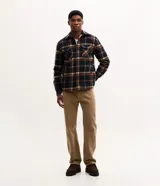 Campera trucker Marfinno para hombre de franela a cuadros en tonos azul marino, marrón y beige, con cuello inglés, cierre frontal de botones, bolsillos en el pecho con solapa, bolsillos laterales y forro interno de sherpa.