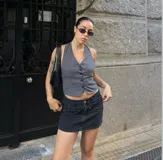 Mini falda de jean color negro con tiro bajo.