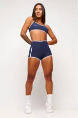 Top deportivo verde con detalles en blanco, logo minimalista y tirantes ajustables. Fabricado en poliamida y elastano con protección UV50+.