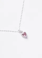 Collar de plata 925 con cadena eslabonada estilo Singapur y dije en forma de corazón con piedra zirconia rosa central rodeada de un pavé de zirconias pequeñas.