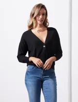 Cárdigan negro tejido en hilado fino con escote en V y un botón.