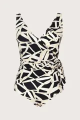 Traje de baño entero negro con estampado abstracto en blanco y escote en V. Presenta un cruce tipo pareo en el abdomen y breteles anchos.