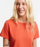 Remera básica de cuello redondo y manga corta, confeccionada en algodón peruano de alta calidad. Presenta un diseño liso y versátil, ideal para uso diario.