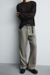 Pantalón de corte flare fit, con diseño de estructura sutil, bolsillos frontales y bolsillos traseros de vivo. Cuenta con cierre frontal de cremallera y botón.