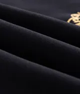 Buzo con capucha de corte boxy, confeccionado en tejido fleece. Presenta una estampa artística en la espalda que ilustra a un jugador de fútbol y firma bordada en el pecho.