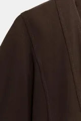 Vestido midi de color marrón chocolate, con escote en pico y mangas cortas abullonadas con puños elásticos. Presenta costuras verticales decorativas en el frente y cierre de cremallera oculta en la espalda.