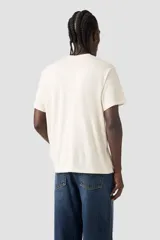Remera de corte relajado color crema, con cuello redondo y logo de la marca estampado en relieve en el centro del pecho.