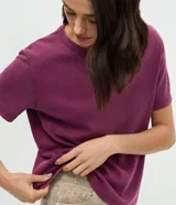 Remera básica de algodón con cuello redondo y mangas cortas, de calce regular y diseño liso. Confeccionada en algodón certificado.