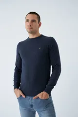 Sweater de tejido de punto con mezcla de algodón y cashmere, de calce regular, con escote redondo a la base, mangas largas y puños y dobladillo acanalados. Presenta un pequeño logo bordado en el pecho.