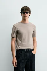 Camiseta de corte ajustado confeccionada en tejido de algodón con elasticidad, cuello redondo y manga corta.