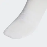 Pack de tres pares de medias Adidas de media caña, color blanco, con logo de la marca bordado en negro en el lateral superior. Presentan plantilla acolchada y refuerzo en el arco plantar.
