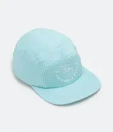 Gorra celeste de cinco paneles con ala recta y estampado frontal con un oso y la leyenda "California Made".