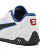 Championes Puma modelo BMW MMS Replicatch, color blanco con detalles en negro y azul. Diseño de perfil bajo inspirado en el automovilismo, con el logo de BMW Motorsport y el logo de Puma en el lateral.