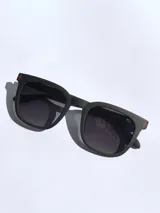 Lentes de sol marca Osten modelo Tokyo, con armazón de acetato en tono verde oliva mate y cristales oscuros polarizados. Presentan un diseño de marco completo con detalle de logo grabado en la patilla.