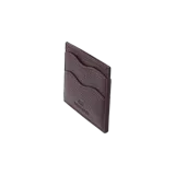 Tarjetero de cuero color marrón oscuro con textura granulada, diseño rectangular y ranuras para tarjetas con borde ondulado.