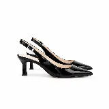 Zapatos slingback de cuero charol negro con punta fina, tira trasera regulable con hebilla y taco bajo kitten heel.