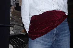 Pañuelo versátil confeccionado en tela de fiesta totalmente cubierta de lentejuelas azul marino, diseñado para usar como faja, bufanda, accesorio para el cabello u otras combinaciones.