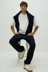 Pantalón deportivo de felpa de mezcla de algodón, color azul marino oscuro, con interior cepillado suave. Modelo con elástico revestido y cordón ajustable en la cintura, bolsillos laterales y puños acanalados.