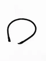 Vincha delgada de color negro, recubierta con pequeñas piedras brillantes que le otorgan una textura texturizada y elegante.