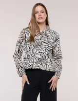 Camperita liviana de silueta entallada y largo a la cintura, con cuello camisero, cierre frontal de botones, mangas largas y bolsillos con solapa en el pecho. Presenta estampado animal print.