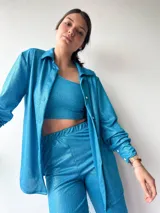 Camisa turquesa de manga larga con botones.