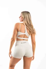 Short deportivo color gris claro con cintura alta y logo de la marca en la parte trasera.