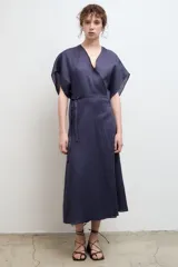 Vestido kimono midi azul marino de lino con escote en V, mangas cortas amplias y lazo en la cintura.