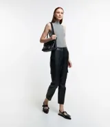 Musculosa roja de punto con cuello alto y tirantes anchos.